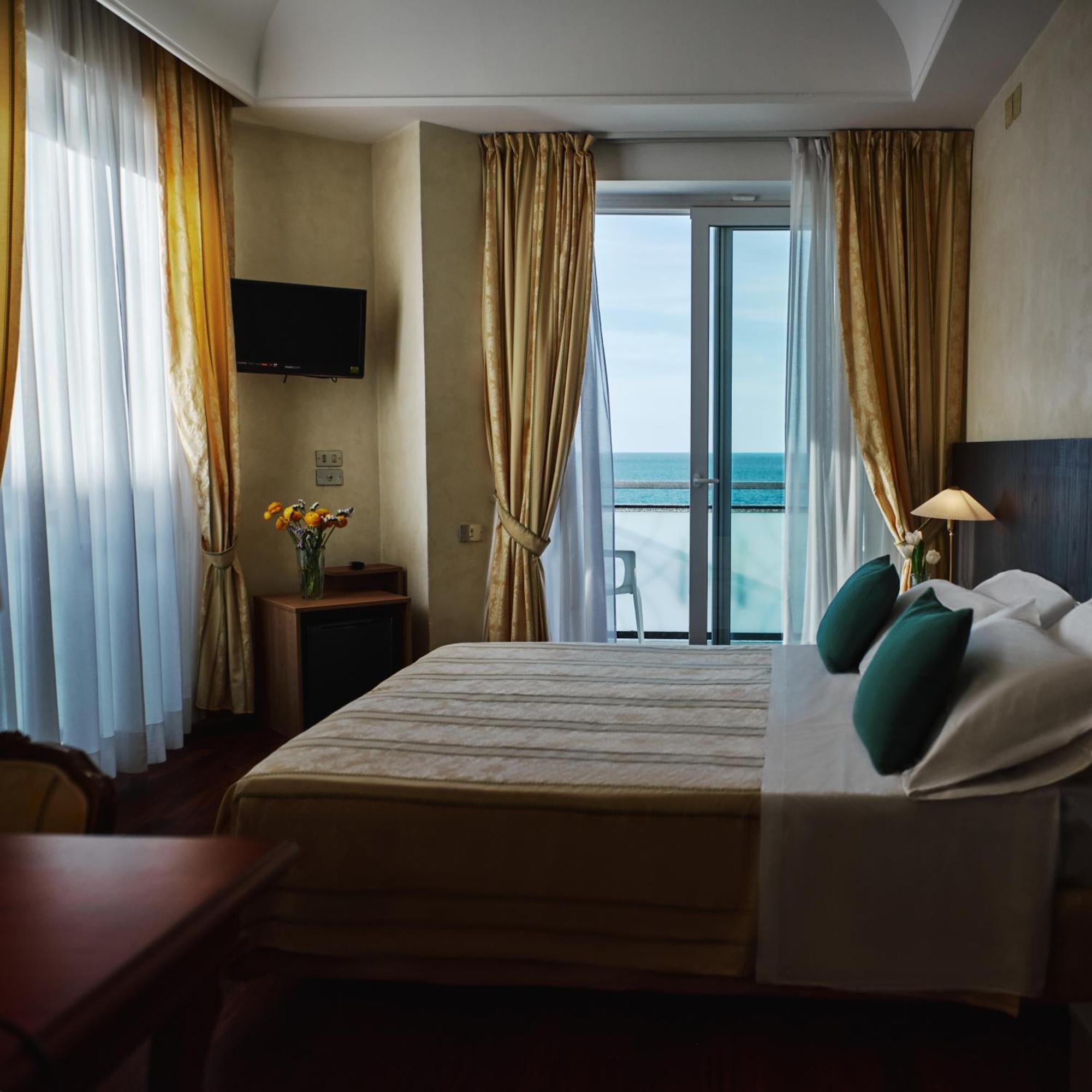 Hotel Negresco Cattolica Ngoại thất bức ảnh